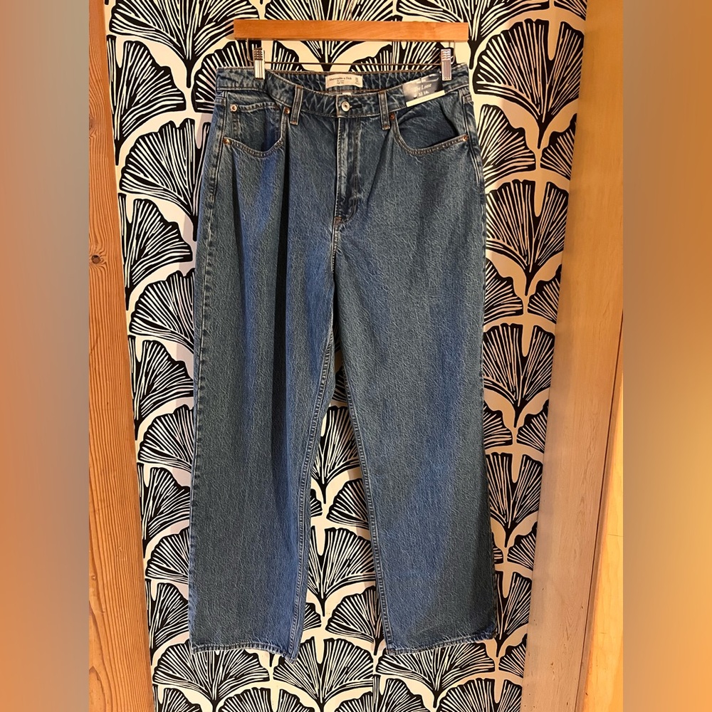 NWT Abercrombie & Fitch Curve Love High Rise Jeans The Loose Size 32